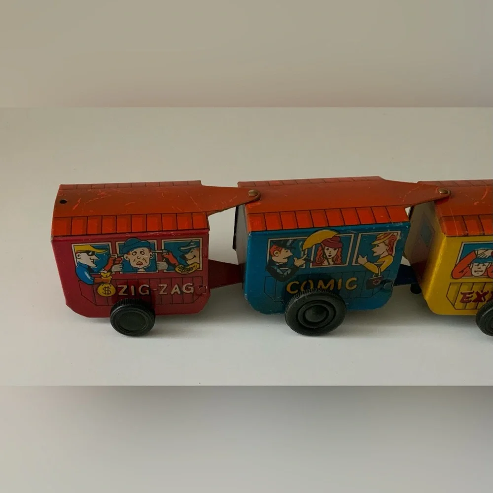 Vintage RUSS Wind-Up Tin Train with Green Locomotive and Red Wheels - Picture 2 of 8